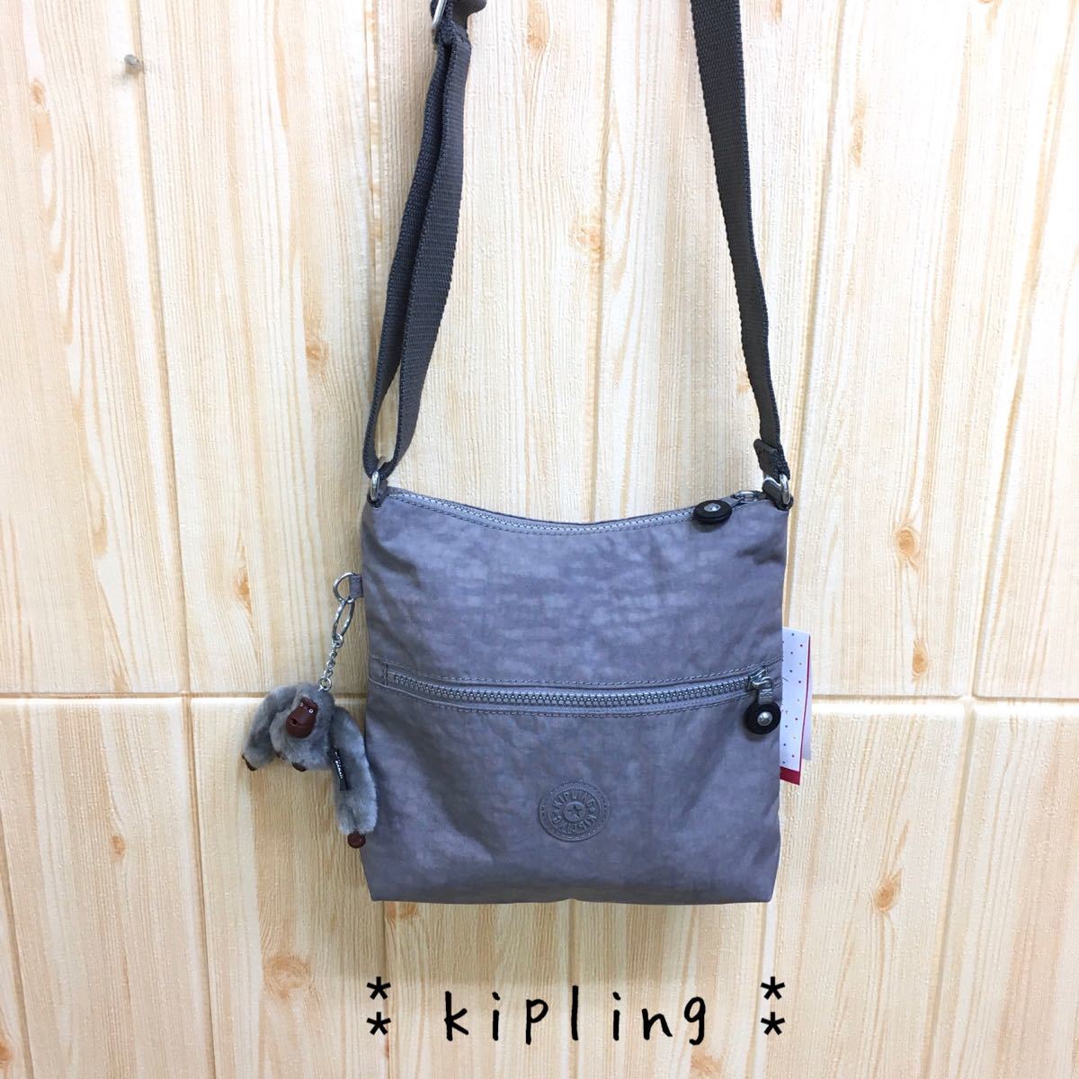 Paypayフリマ Kipling ショルダーバッグ グレー ゴリラチャーム 斜めがけ Paypayフリマ Kipling ショルダーバッグ グレー ゴリラチャーム 斜めがけ