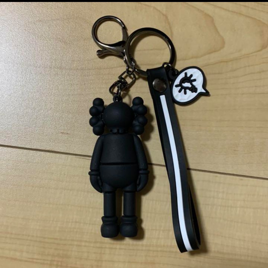 カウズ KAWS ラバーフィギュアストラップ キーホルダー ブラック カウズ KAWS ラバーフィギュアストラップ キーホルダー ブラック
