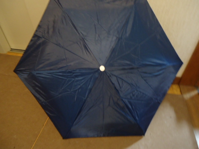 ３段折りたたみ傘23ｃｍ　表側KO色　内側シルバーGY色　カバーあり　中古品　　傘半径５２ｃｍ、重さ２１０ｇ　　NO,６_画像1