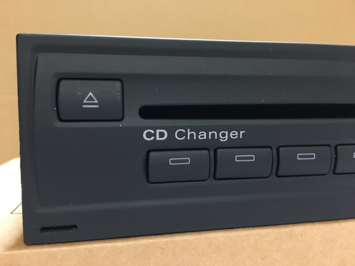 4FBDW アウディ A6 ジャンク 品 CD チェンジャー 4E0035110 CX-CA1694G 研究分解用_画像3