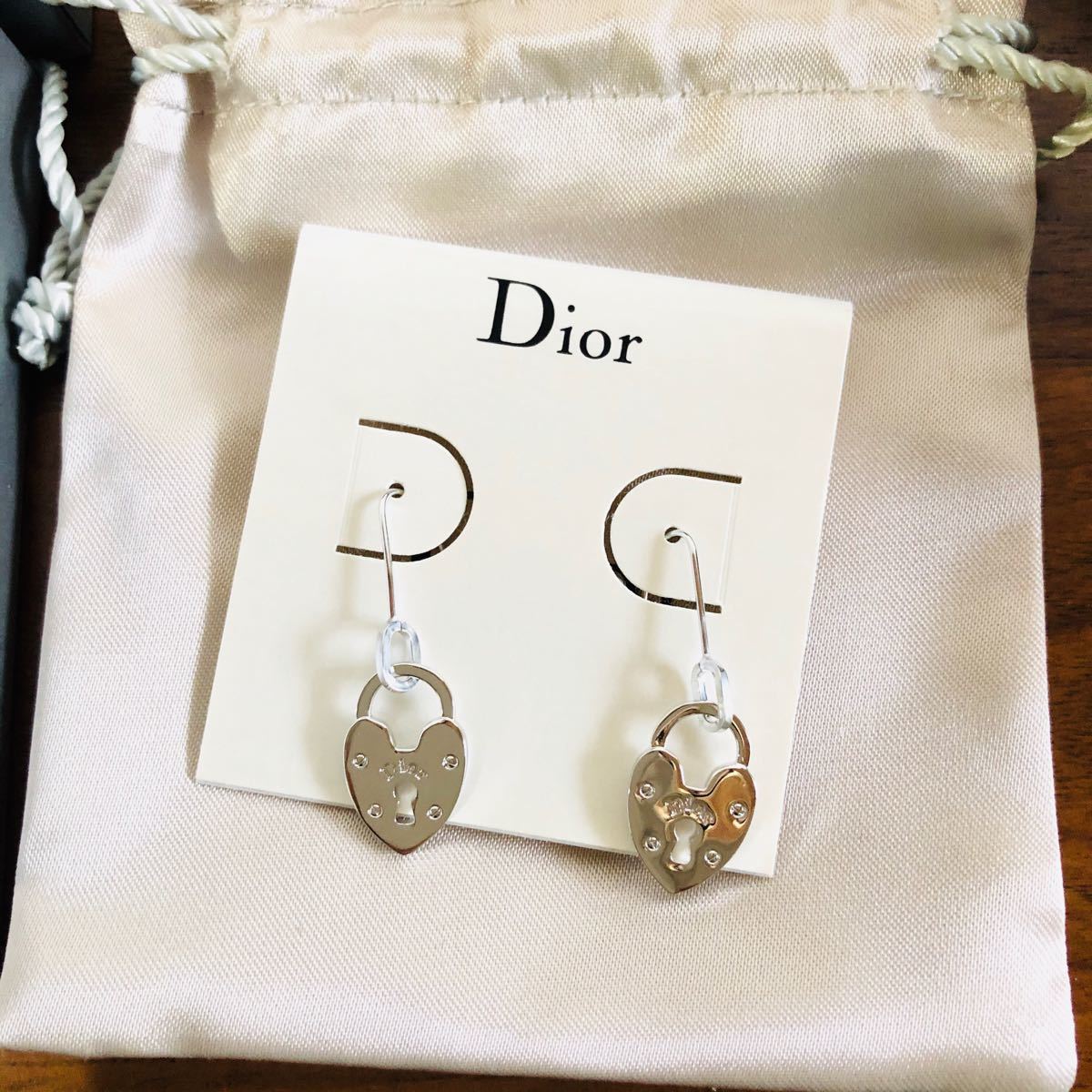 新品 Dior クリスチャンディオール ハート鍵穴ピアス｜PayPayフリマ