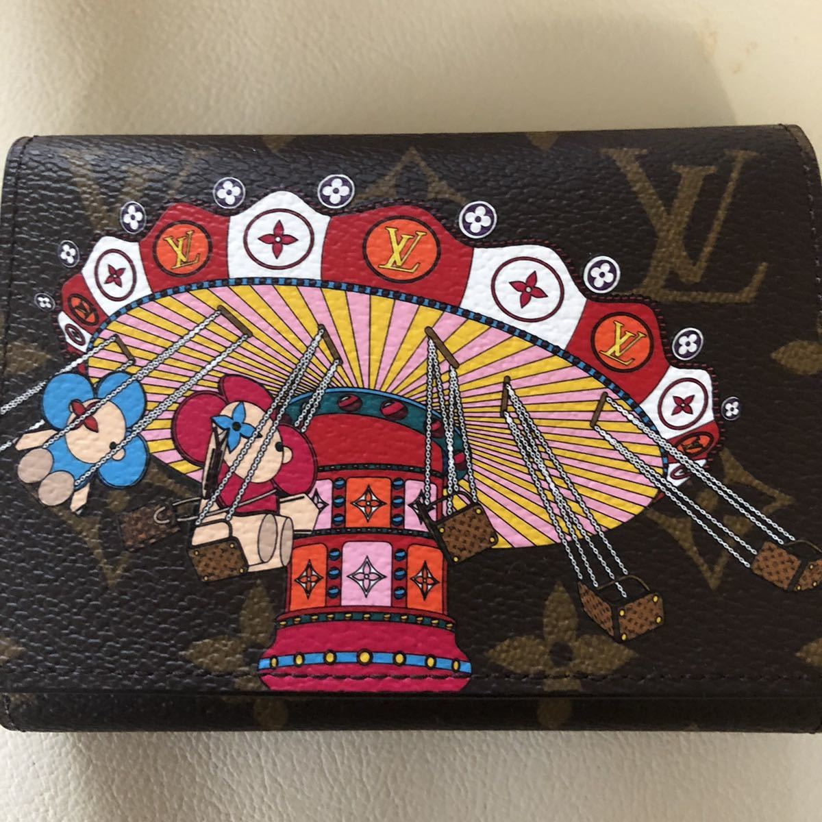 【新製品】LOUIS VUITTON（ルイ・ヴィトン） モノグラム　ポルトフォイユ・ヴィクトリーヌ ヴィヴィエンヌ 3つ折コンパクト　ミニ財布_画像1