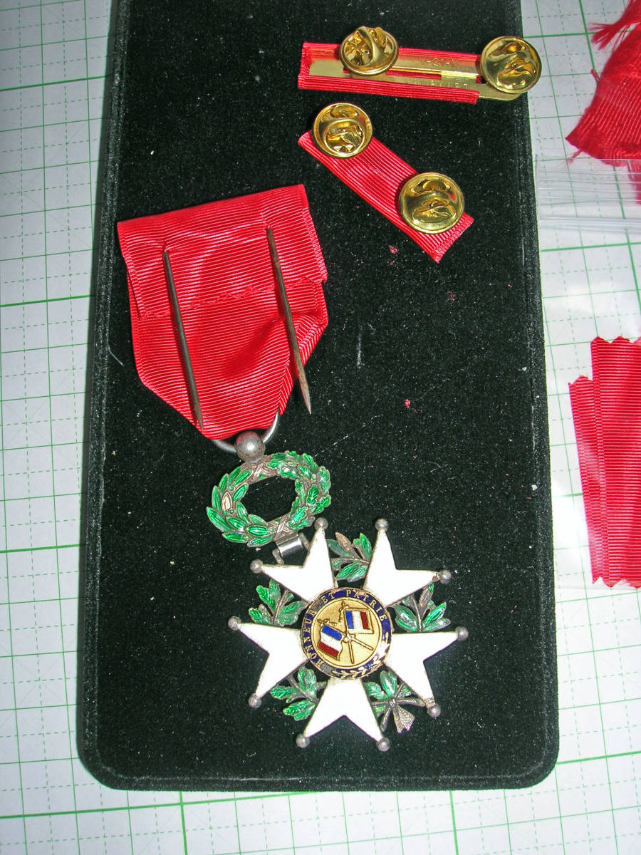 レア物！フランス勲章・French Legion of Honour (Chevalier) 実物中古良品・１点物メダルセット・(新品リボン/略綬/Velour ケース付) _画像3