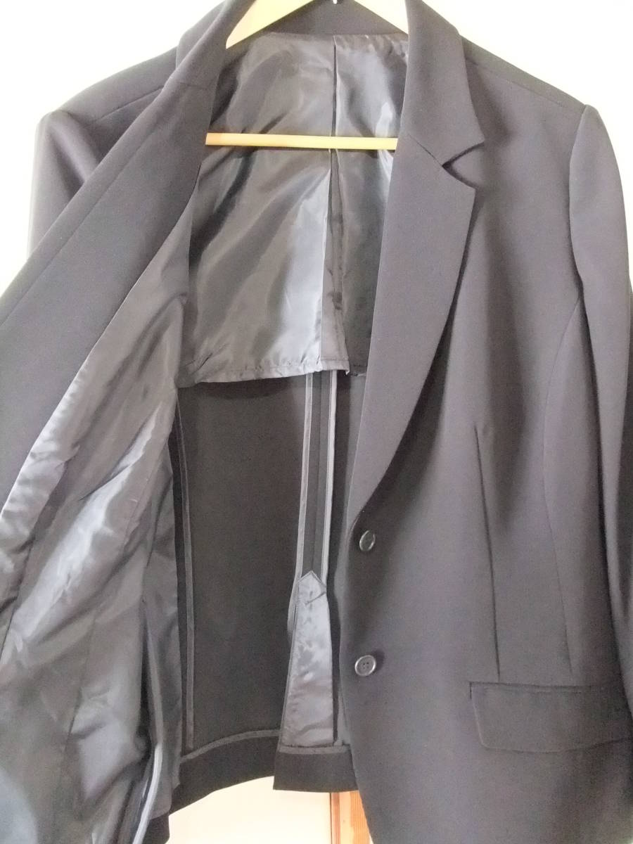 【未使用タグ付き】ブラックフォーマル★パンツスーツ(26号)＋コサージュ付き7分袖ブラウス(５L)★大きいサイズ★日本製_ジャケットにはセンターベントがあります。