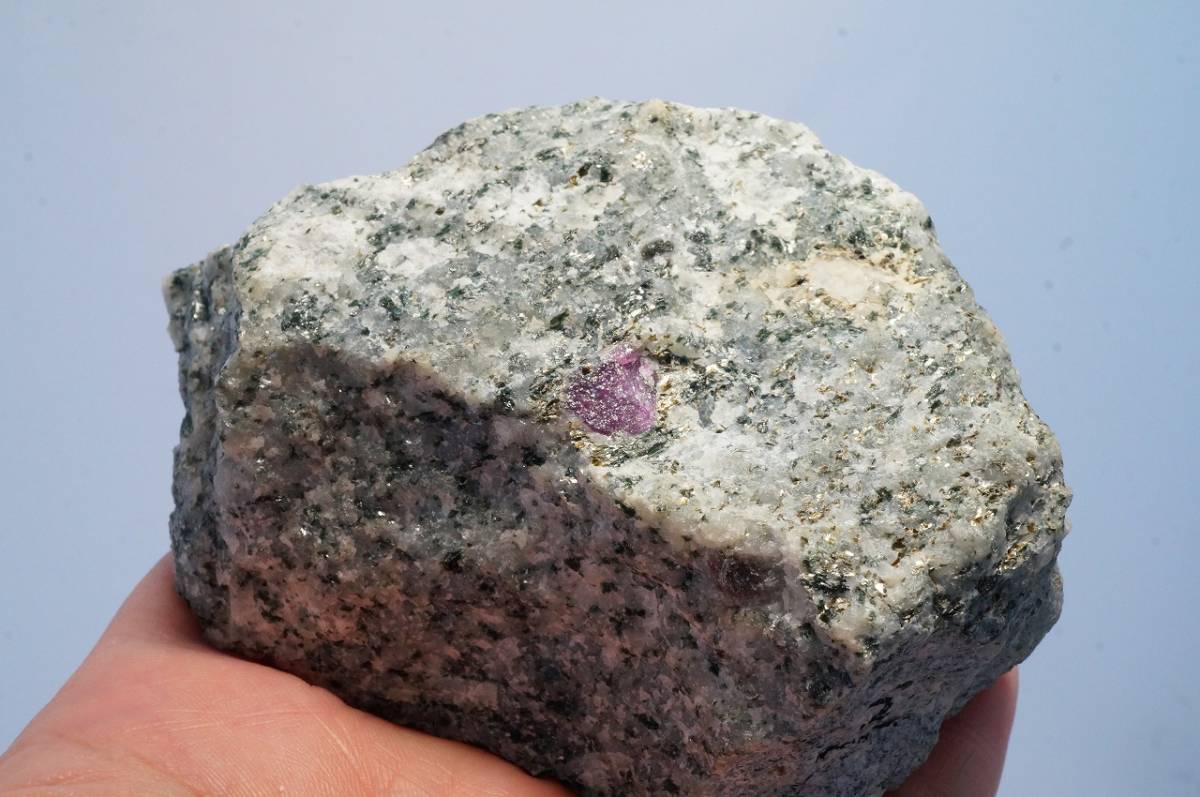 見事な 珍しい原石！グリーントルマリン母岩ピンクトルマリン結晶原石