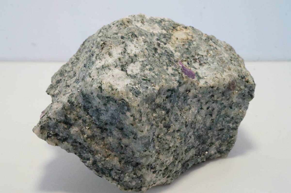珍しい原石！グリーントルマリン母岩ピンクトルマリン結晶原石35年前の蔵出し品！【475g】_画像5