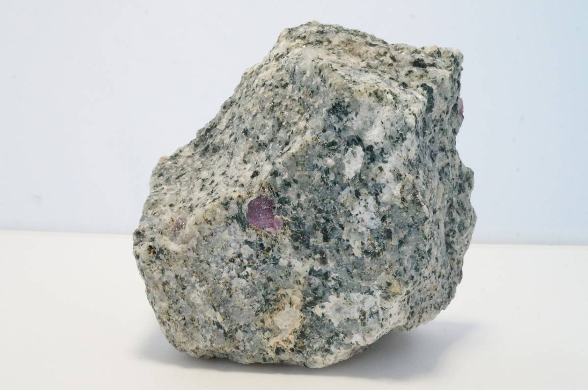 珍しい原石！グリーントルマリン母岩ピンクトルマリン結晶原石35年前の蔵出し品！【475g】