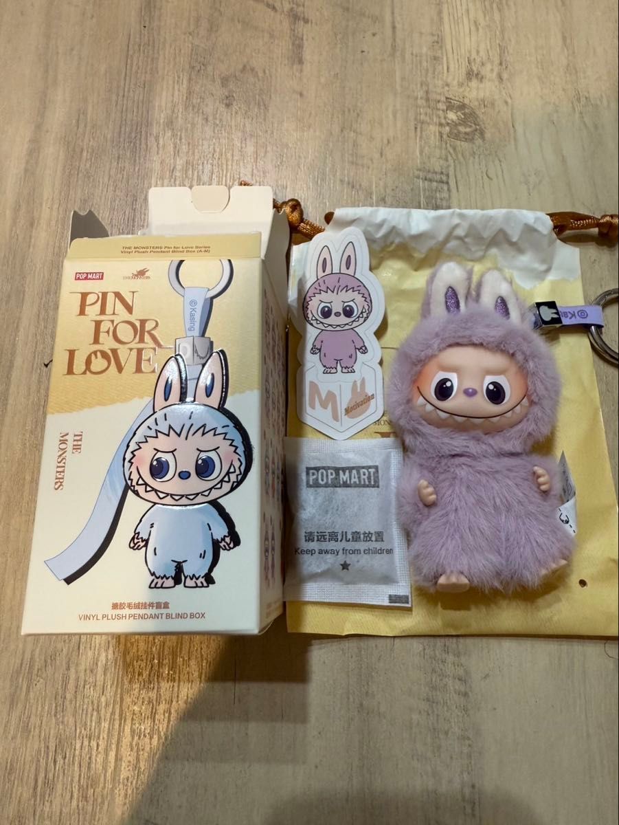 popmart ラブブ アルファベット イニシャル ぬいぐるみペンダント【M】 ラブブ アルファベット イニシャルTHE MONSTERS PIN FOR LOVE