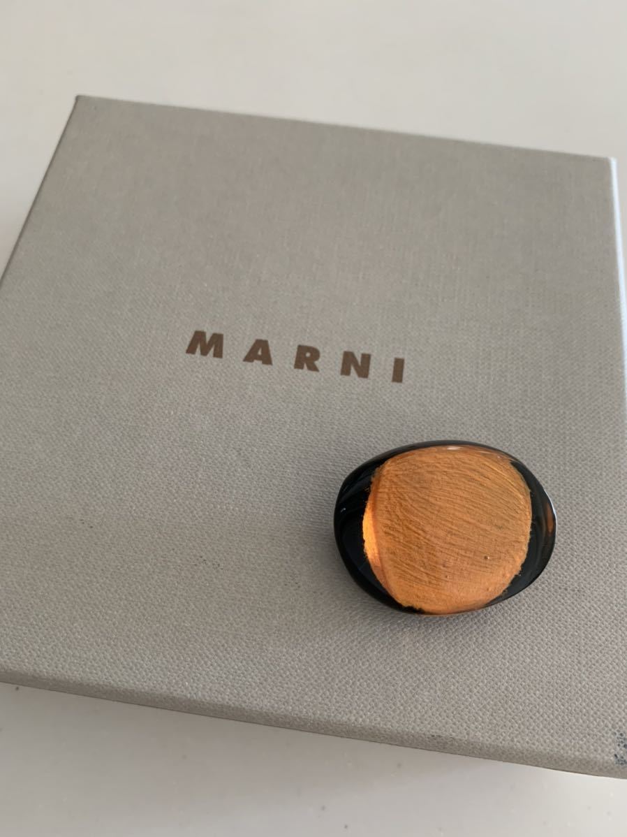 マルニ　樹脂　ブローチ　黒　オレンジ　MARNI アクセサリー