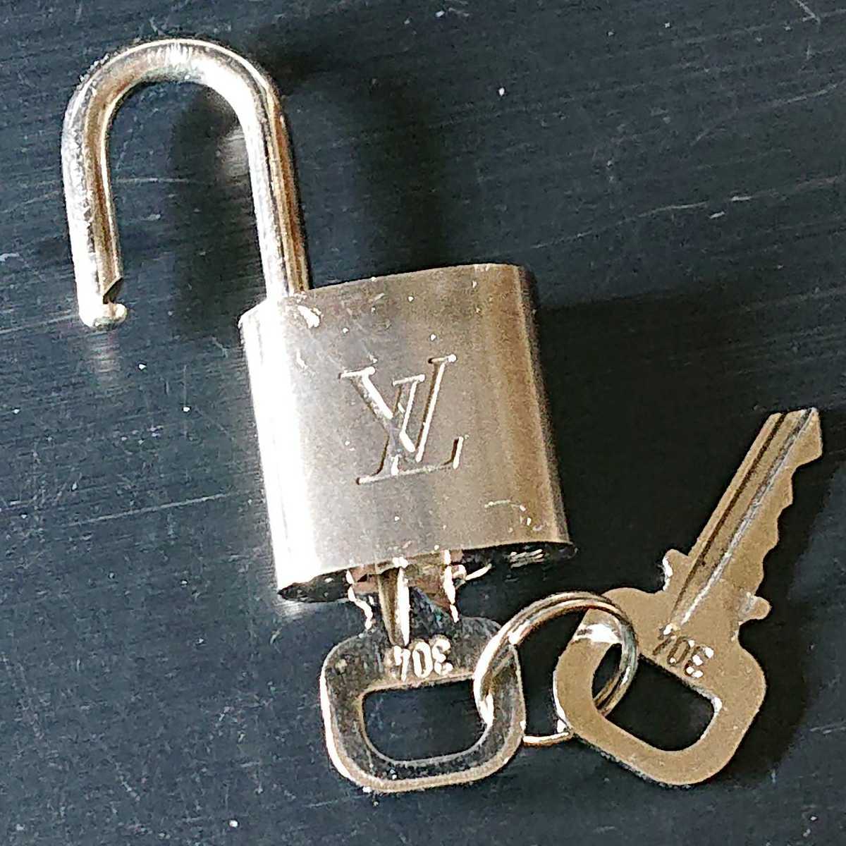 304 number silver LOUIS VUITTON silver south capital pills Louis Vuitton katenapado lock bato lock silver . key hook key key 2 piece beautiful goods 