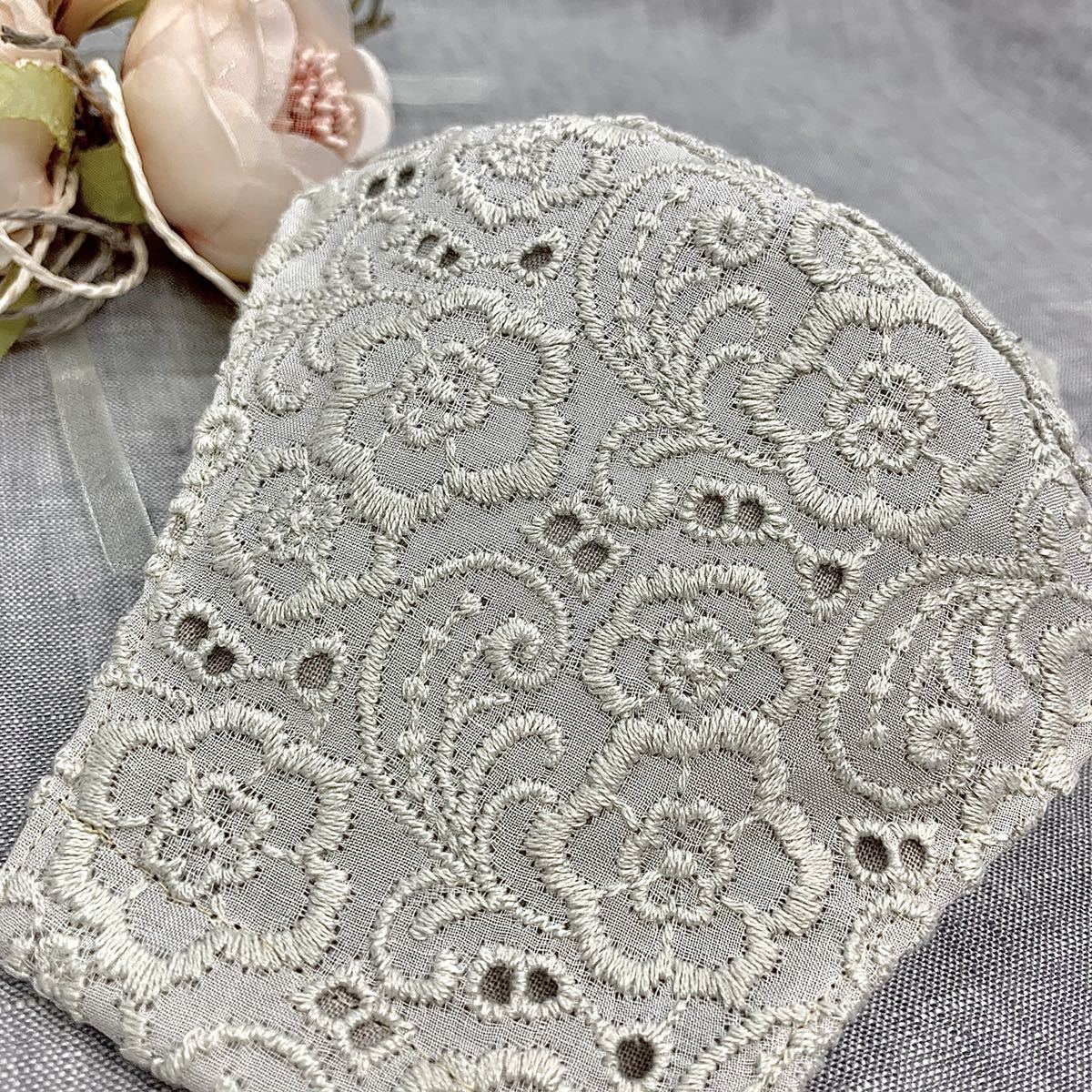 レース立体マスクカバー フェイスカバー 小花とペーズリー 刺繍 ライトグレージュ ハンドメイド