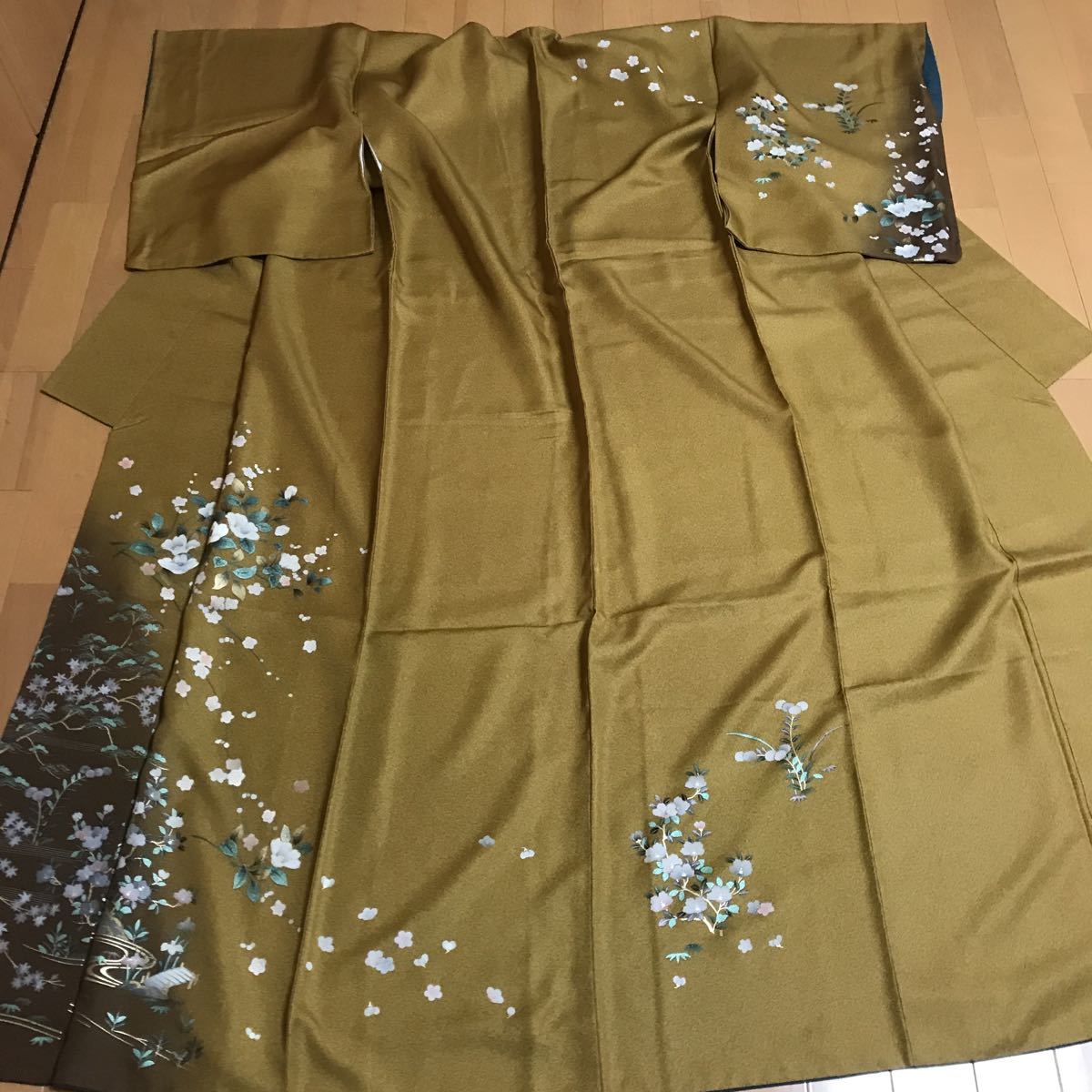 金茶色に椿や梅模様の金彩と刺繍の訪問着_画像1