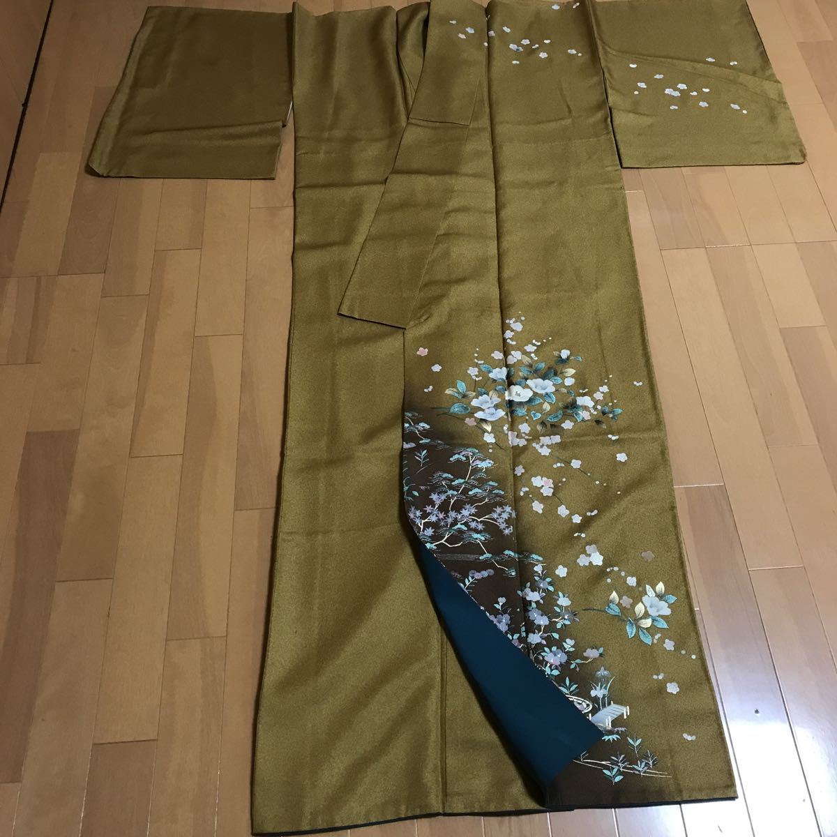 金茶色に椿や梅模様の金彩と刺繍の訪問着_画像8