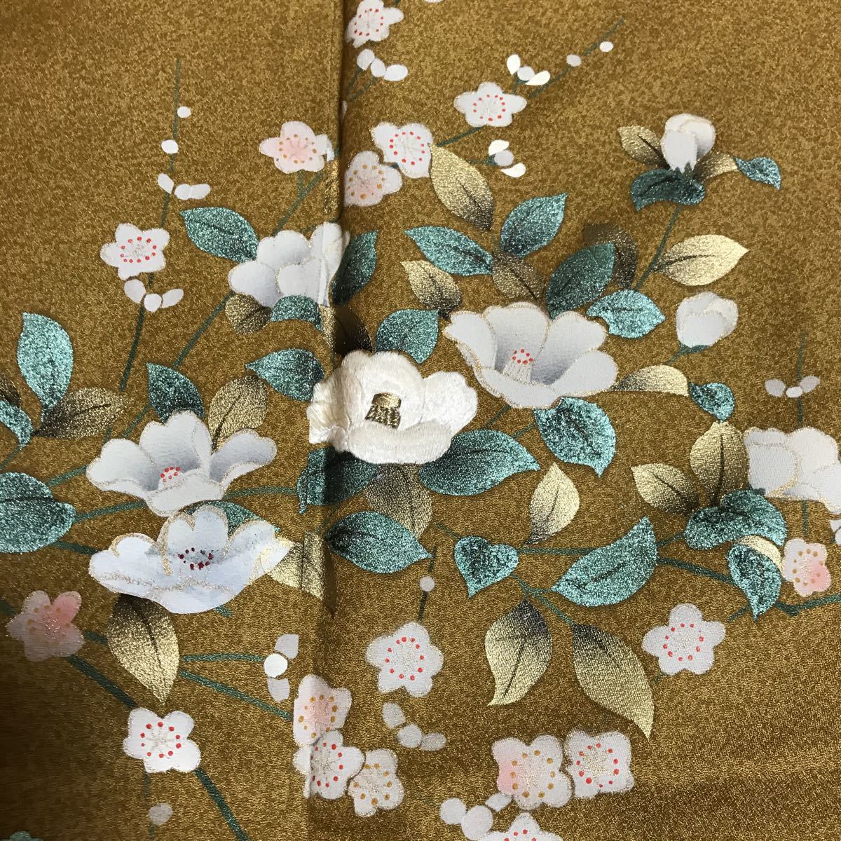 金茶色に椿や梅模様の金彩と刺繍の訪問着_画像9