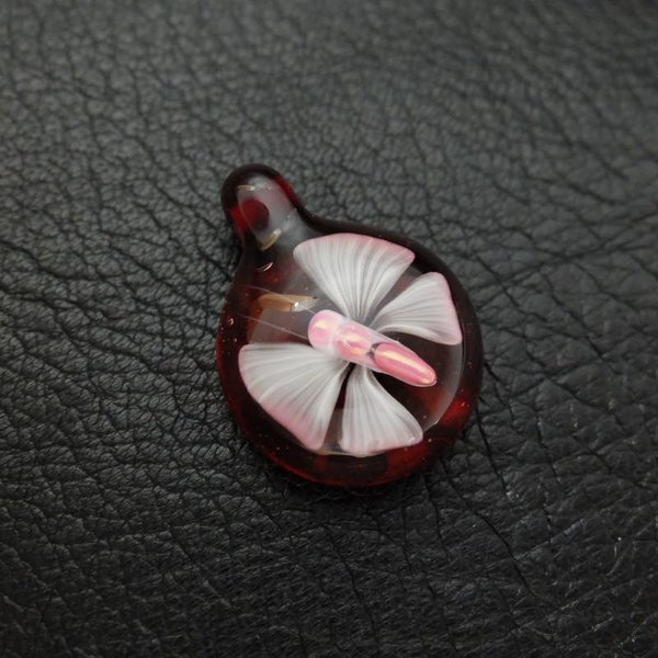 TOMOMATSU GLASS WORKS　ガラスペンダントトップ（Pink butterfly）