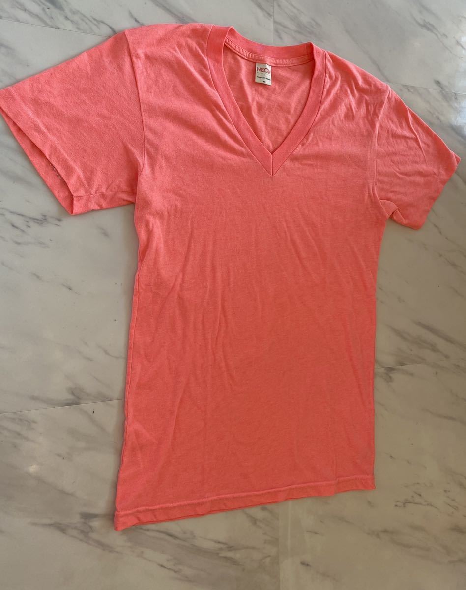 美品 希少 American Apparel NEON PINK Tee ネオン ピンク Vネック Tシャツ XS アメリカンアパレル アメアパ 蛍光 USA製 ストレッチ 名作_画像2