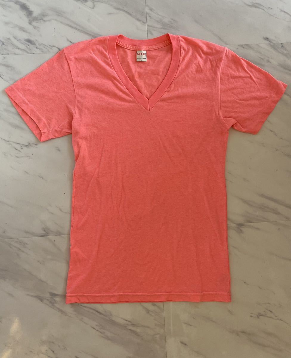 美品 希少 American Apparel NEON PINK Tee ネオン ピンク Vネック Tシャツ XS アメリカンアパレル アメアパ 蛍光 USA製 ストレッチ 名作_画像1