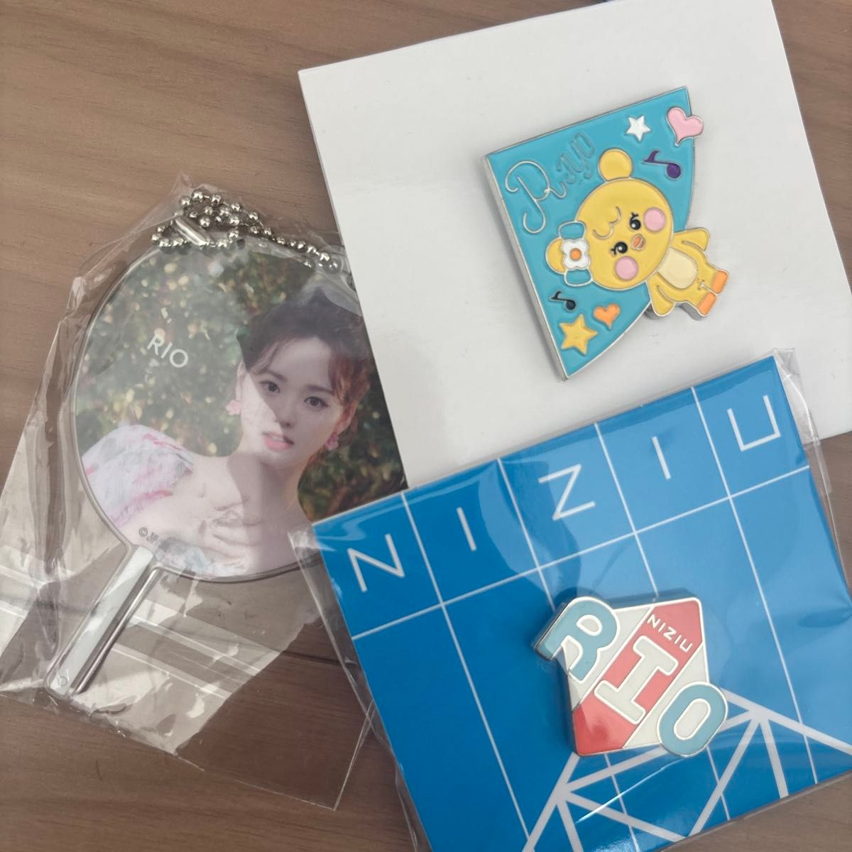 NiziU リオ 缶バッジ ピンバッチ ヘアクリップ等 まとめ売り 全て未使用 NiziU リオ ピンバッジ 缶バッジ｜Yahoo!フリマ（旧PayPayフリマ）