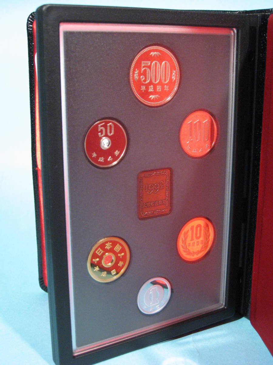 大蔵省 造幣局　1992(平成4年) プルーフ貨幣セット Japan Mint Bureau 1992(H04) Proof Coin Set (新古・美品)_ケースの赤色の為貨幣が赤く見えています。