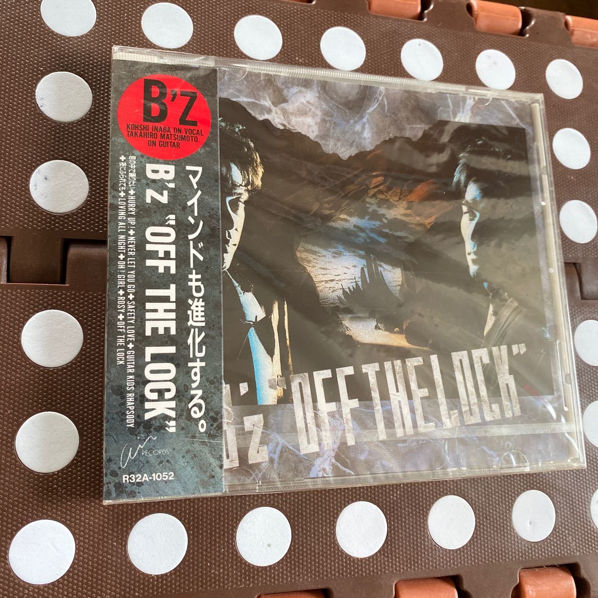 未開封新品　デッドストック　倉庫保管品　CD B'z ビーズ　OFF THE LOCK 珍品　貴重品　帯2枚重ね R32A-1052_画像3