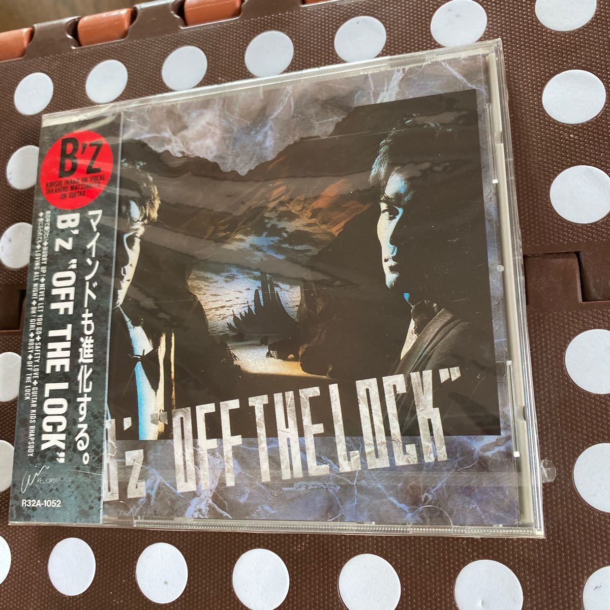 未開封新品　デッドストック　倉庫保管品　CD B'z ビーズ　OFF THE LOCK 珍品　貴重品　帯2枚重ね R32A-1052_画像2