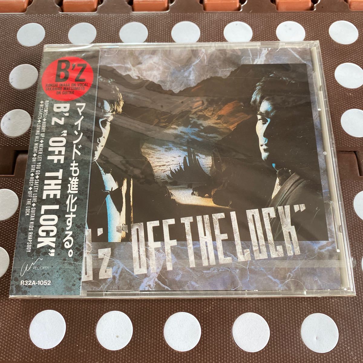 未開封新品　デッドストック　倉庫保管品　CD B'z ビーズ　OFF THE LOCK 珍品　貴重品　帯2枚重ね R32A-1052_画像4