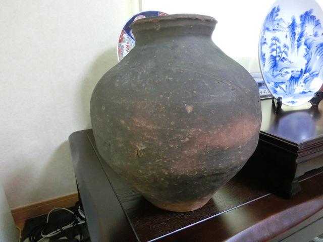 信楽の壺、備前の壺、常滑の壺　産地も時代も不明ですが、蔵の中で一番大きく古そうに見えます、我が家の壺の中では良い壺と思います