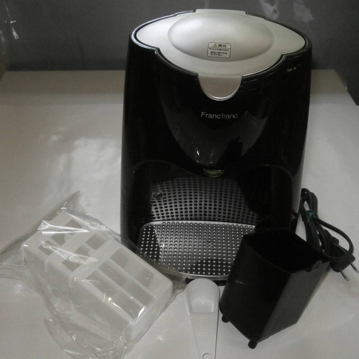 ◆コーヒーメーカー◆　ドリップ式（水容器一体型）黒　シンプル　簡単　紙フィルター不要　経済的　未使用_画像1
