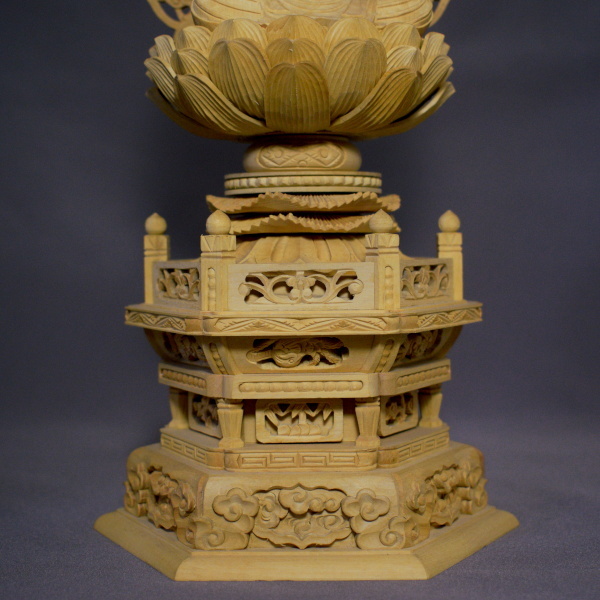 木彫仏像釈迦如来坐像2.5寸飛天光背六角台座柘植手彫り木彫仏教美術