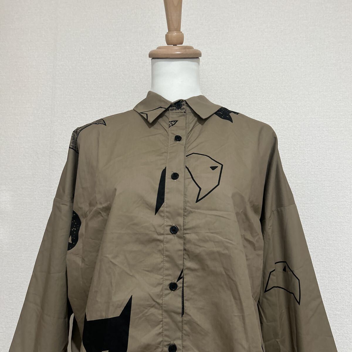 新品 タグ付き 未使用品 定価7,500円 LILA&CITTA シャツ ブラウス 七分袖 総柄 アニマル ブラウン茶色 ブラック 黒 フリーサイズ_画像2