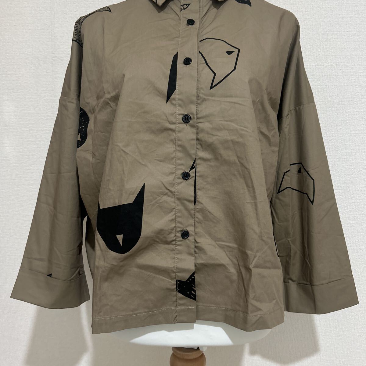 新品 タグ付き 未使用品 定価7,500円 LILA&CITTA シャツ ブラウス 七分袖 総柄 アニマル ブラウン茶色 ブラック 黒 フリーサイズ_画像3