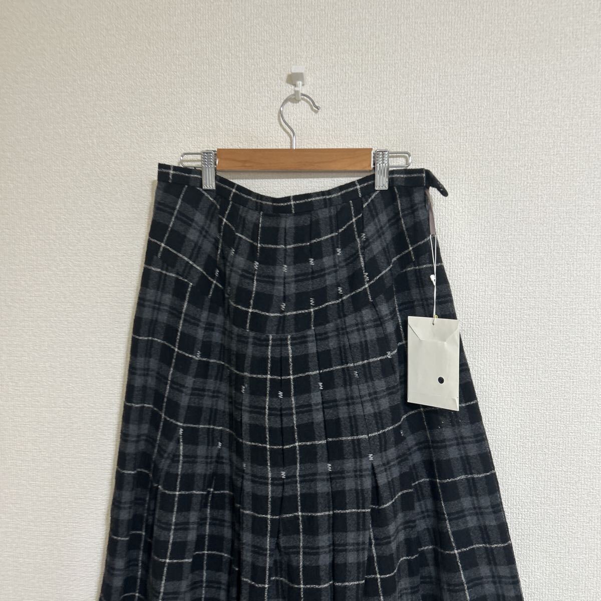 新品 タグ付き 未使用品 LUITHEMIS スカート チェック　フレアスカート 起毛 膝下丈 きれいめ ウール100% グレー 灰色 42サイズ XLサイズ_画像2
