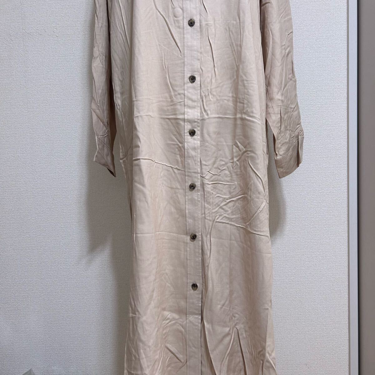 新品 タグ付き 未使用品 GU ジーユー シャツワンピース ワンピース 長袖 ロングシャツ カジュアル バンドカラー ベージュ XLサイズ_画像2