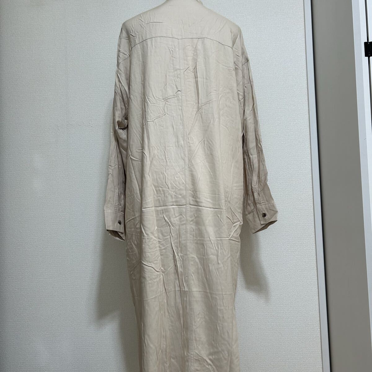 新品 タグ付き 未使用品 GU ジーユー シャツワンピース ワンピース 長袖 ロングシャツ カジュアル バンドカラー ベージュ XLサイズ_画像4
