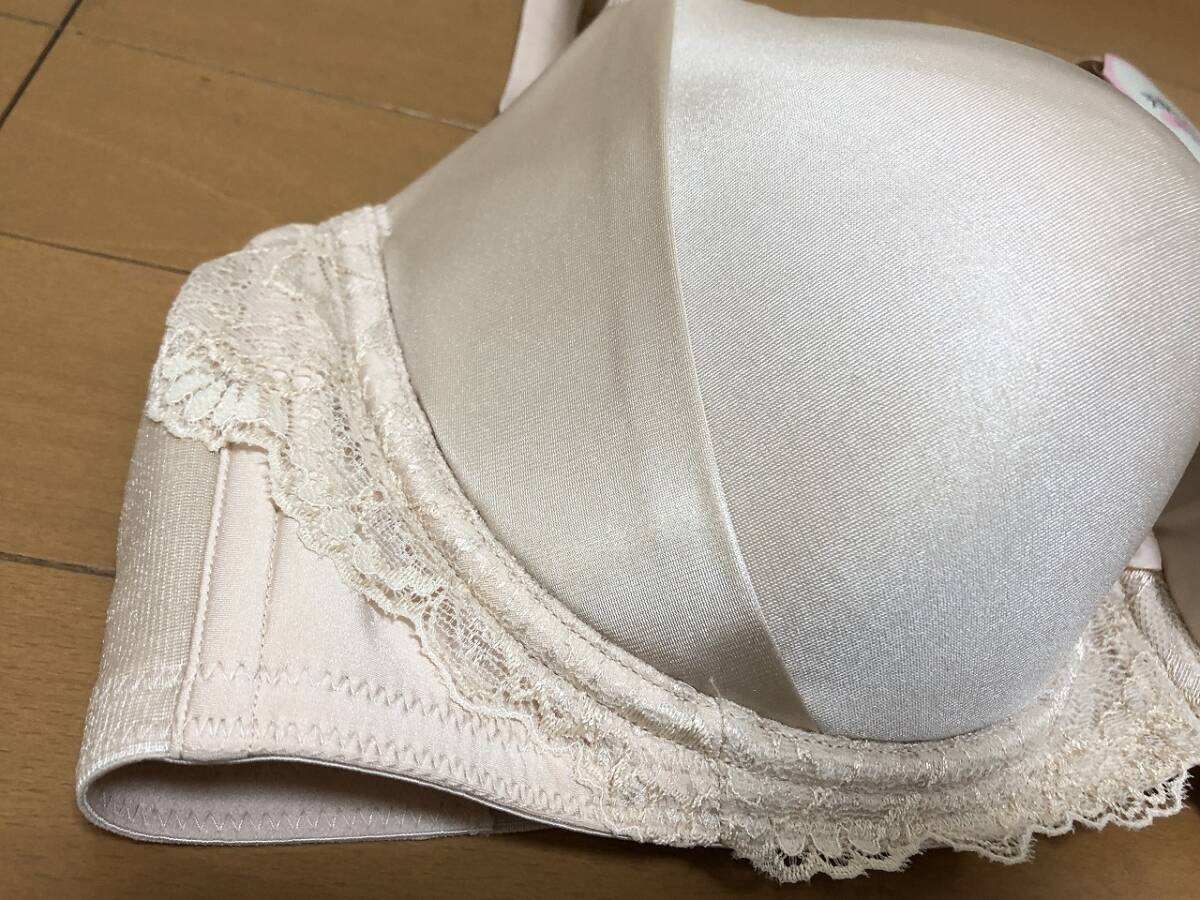 新品Triumph【トリンプ】 天使のブラスリムライン★E80★6490円→2480円即決★タグが訳あり、ベージュ色、ブラジャー_画像3