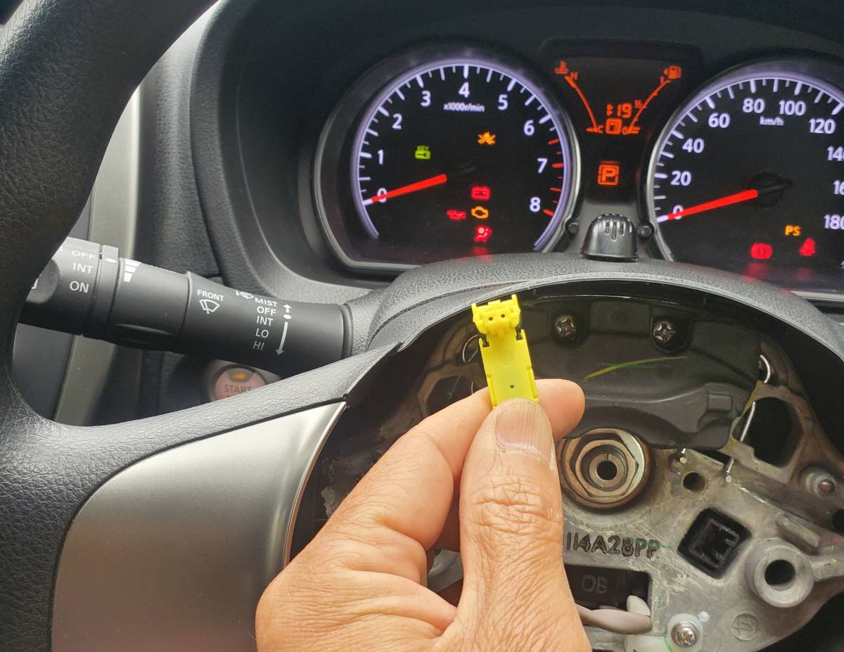 送料無料!ダイハツ車種適合!ステアリング交換時必需品!差し込むだけ!小型コンパクト!エアバックキャンセラー_画像2