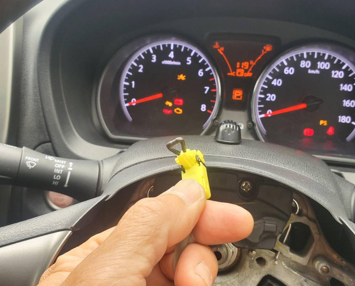 送料無料!ダイハツ車種適合!ステアリング交換時必需品!差し込むだけ!小型コンパクト!エアバックキャンセラー_画像1