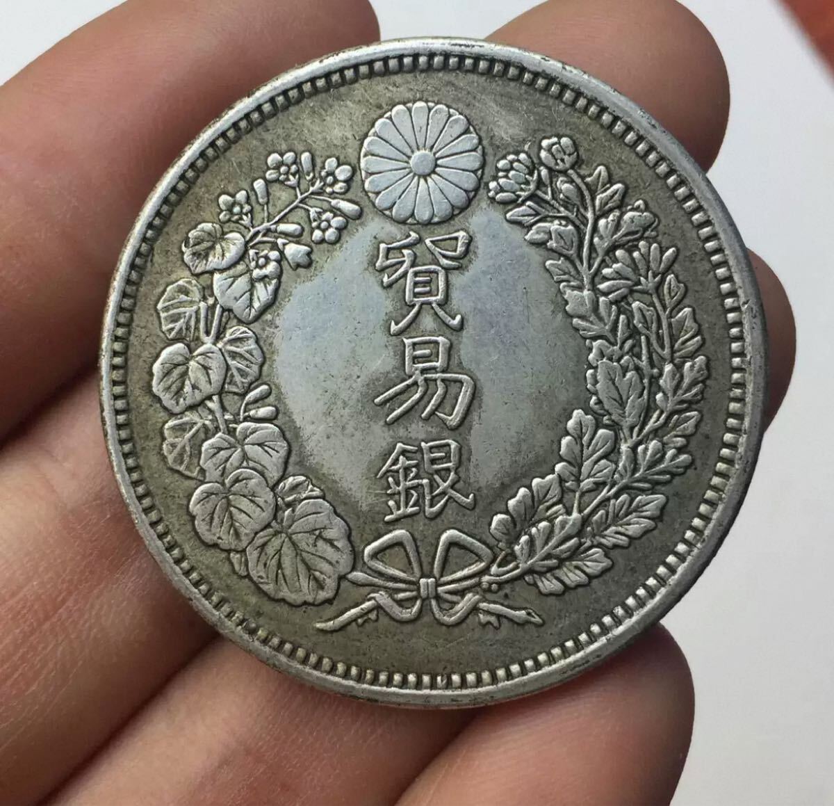 一圓 大日本 明治10年 新一円銀貨 大型銀貨 古錢 貿易銀 銀貨 蔵 貨幣 菊紋 貿易銀 龍紋 硬貨 コイン_画像3
