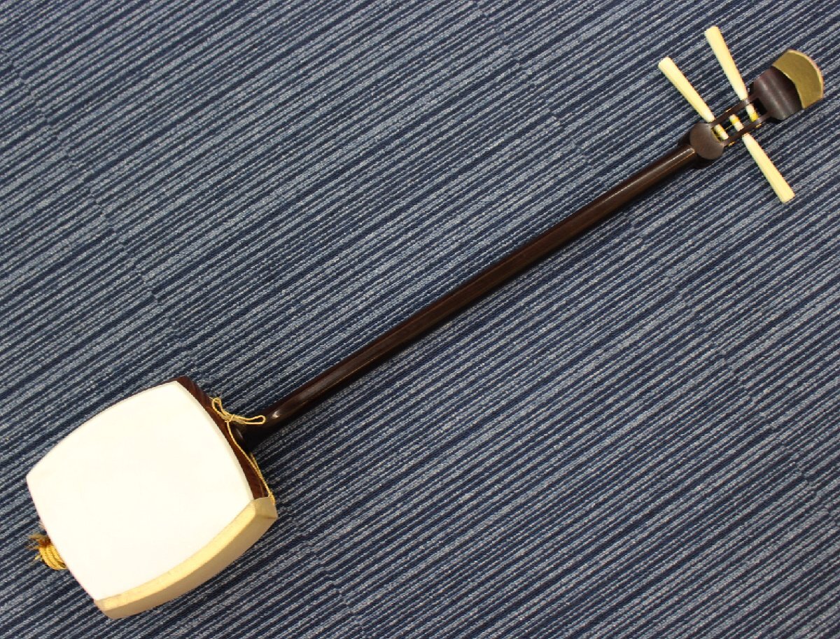 □ジャンク品□ 三味線 綾杉彫り 金細 経木 和楽器 詳細不明（2733685）_画像2