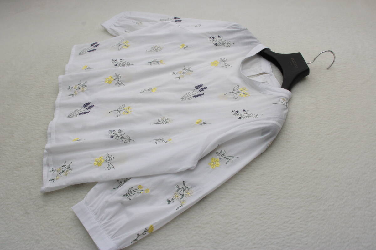 5565 新品 花刺繍入りブラウス_画像1