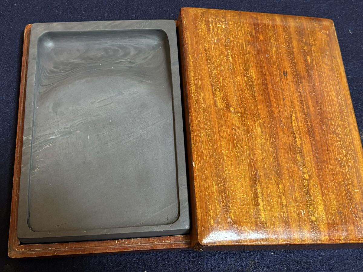 絶品老坑端渓水巌硯　魚児隊青花・蕉葉白・梅舒適先生即売会・８寸長方硯