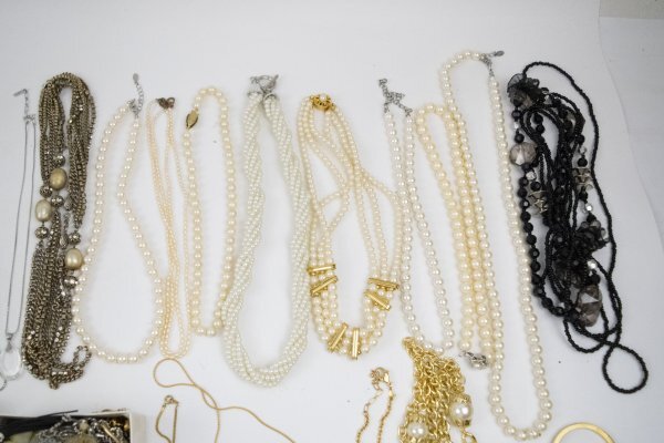 n134 / アクセサリー まとめて 約2.8㎏ ネックレス ブレスレット ブローチ ピアス パール ゴールド シルバー 現状品_画像3