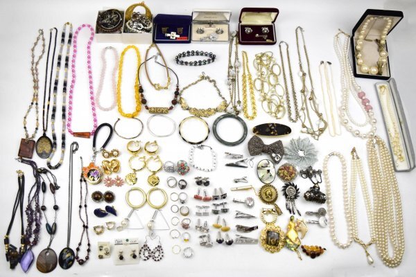 n135 / アクセサリー まとめて 約2.9㎏ ネックレス ブレスレット リング ピアス ブローチ パール ゴールド シルバー 現状品_画像1