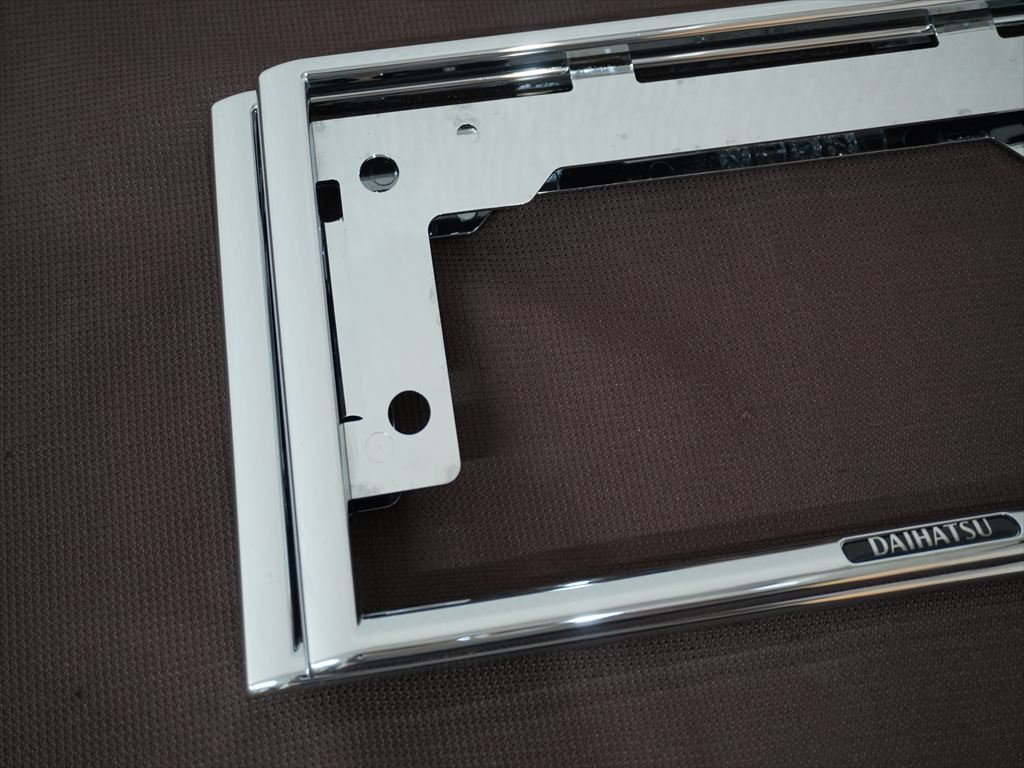 良品(磨き・清掃済み)ダイハツ純正 DAIHATSU ナンバーフレーム ナンバー枠 2枚セット(メッキ シルバー)(送料360円～)ムーヴキャンバス ミラ_画像4