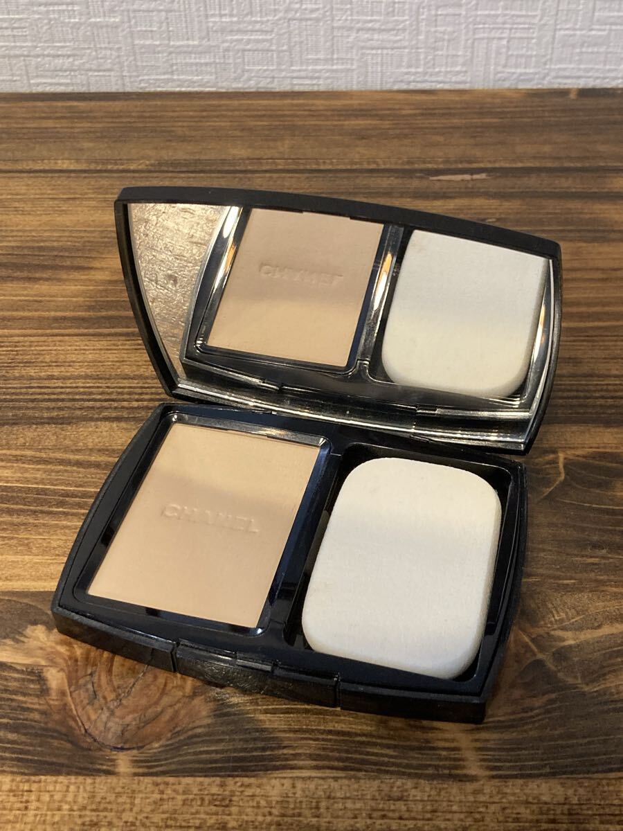 I5J418◆新品同様◆ シャネル CHANEL ヴィタルミエール ドゥスール コンパクト 10 ベージュ ファンデーション 13g_画像1