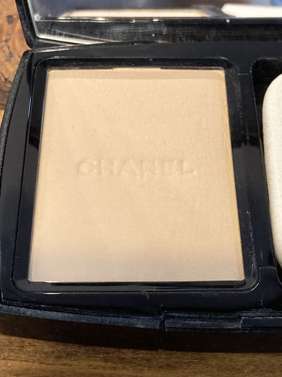 I5J418◆新品同様◆ シャネル CHANEL ヴィタルミエール ドゥスール コンパクト 10 ベージュ ファンデーション 13g_画像2