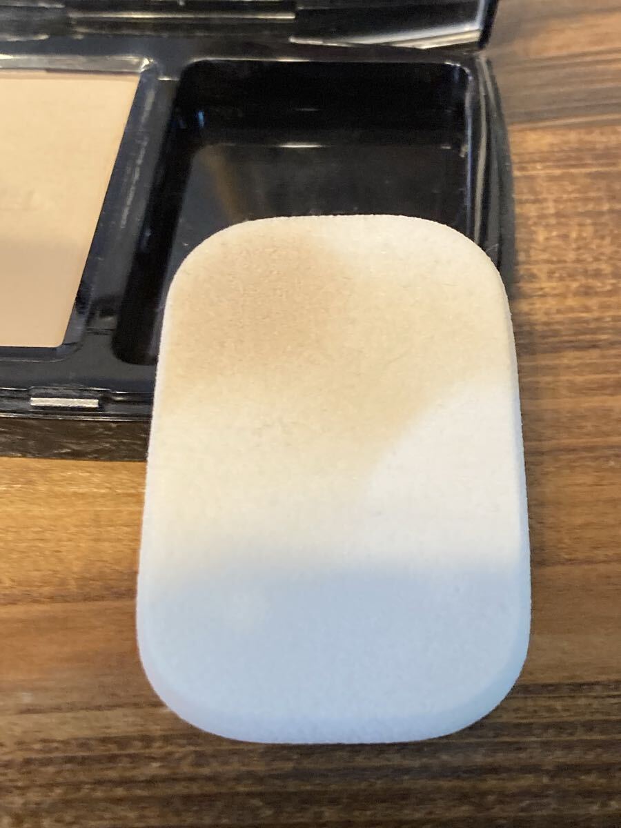 I5J418◆新品同様◆ シャネル CHANEL ヴィタルミエール ドゥスール コンパクト 10 ベージュ ファンデーション 13g_画像3