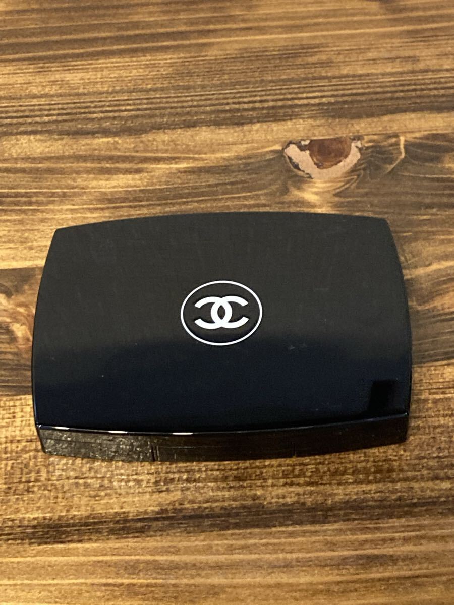 I5J418◆新品同様◆ シャネル CHANEL ヴィタルミエール ドゥスール コンパクト 10 ベージュ ファンデーション 13g_画像4