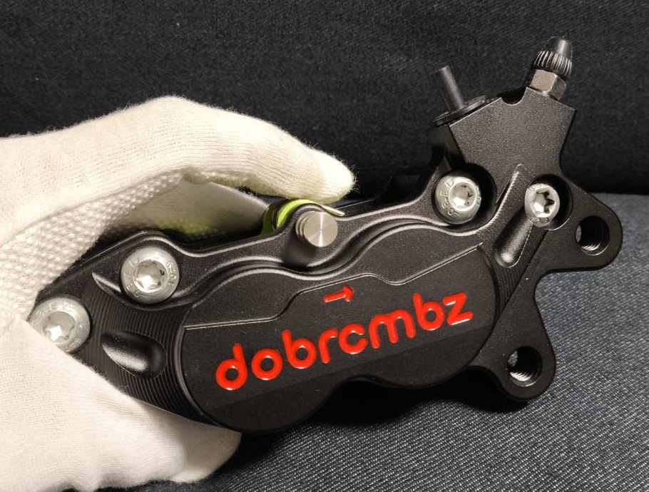 右黒 Dobrembz●ブレーキキャリパー●ピッチ40mm●アルミCNC●4POT●ブレンボ FRANDO シグナス V125 グロム ズーマー NSR モンキー_画像1