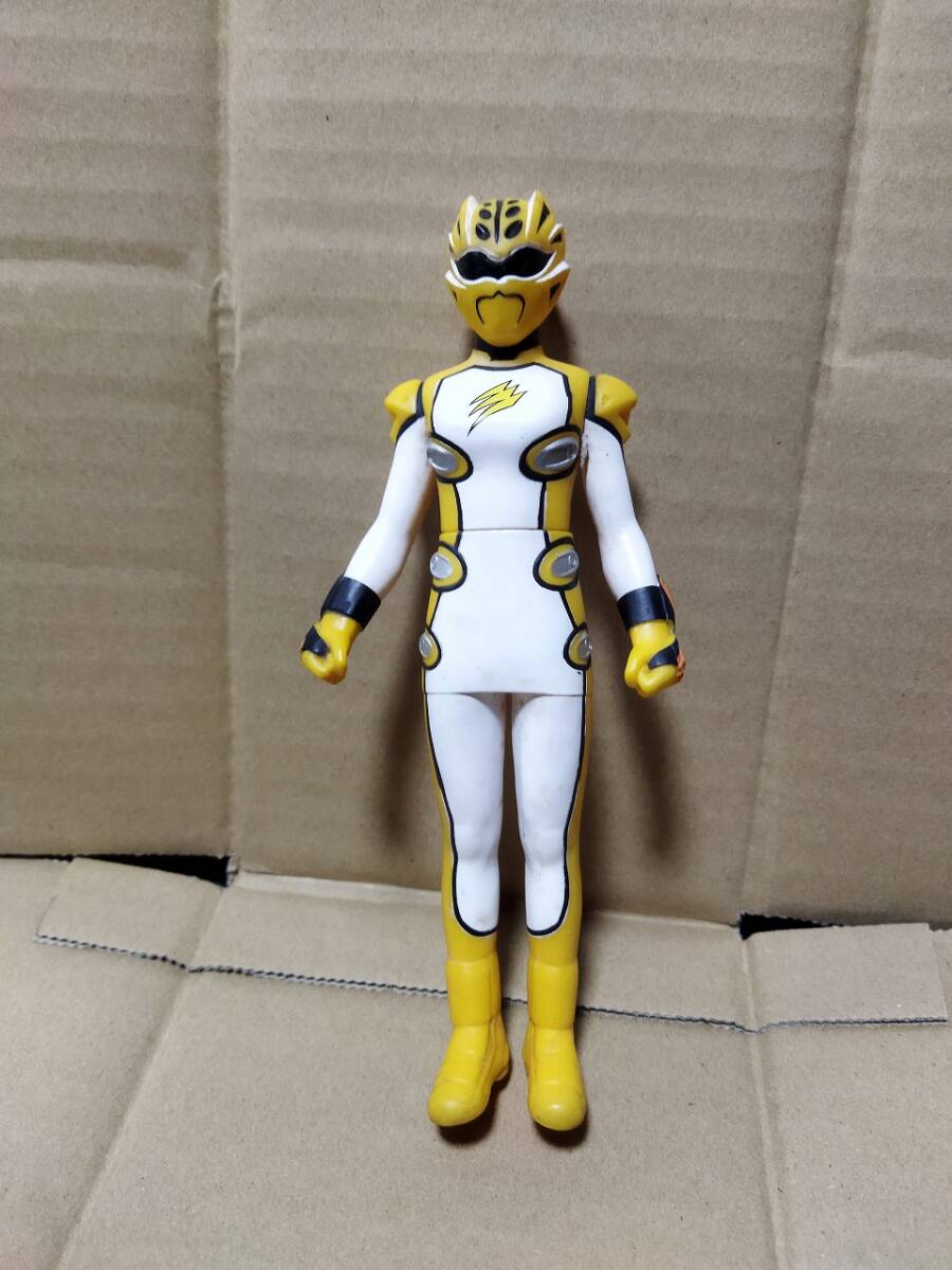 バンダイ 戦隊ゴーオンジャー ゴーオンイエロー ソフビ 人形 全長約16cm_画像1